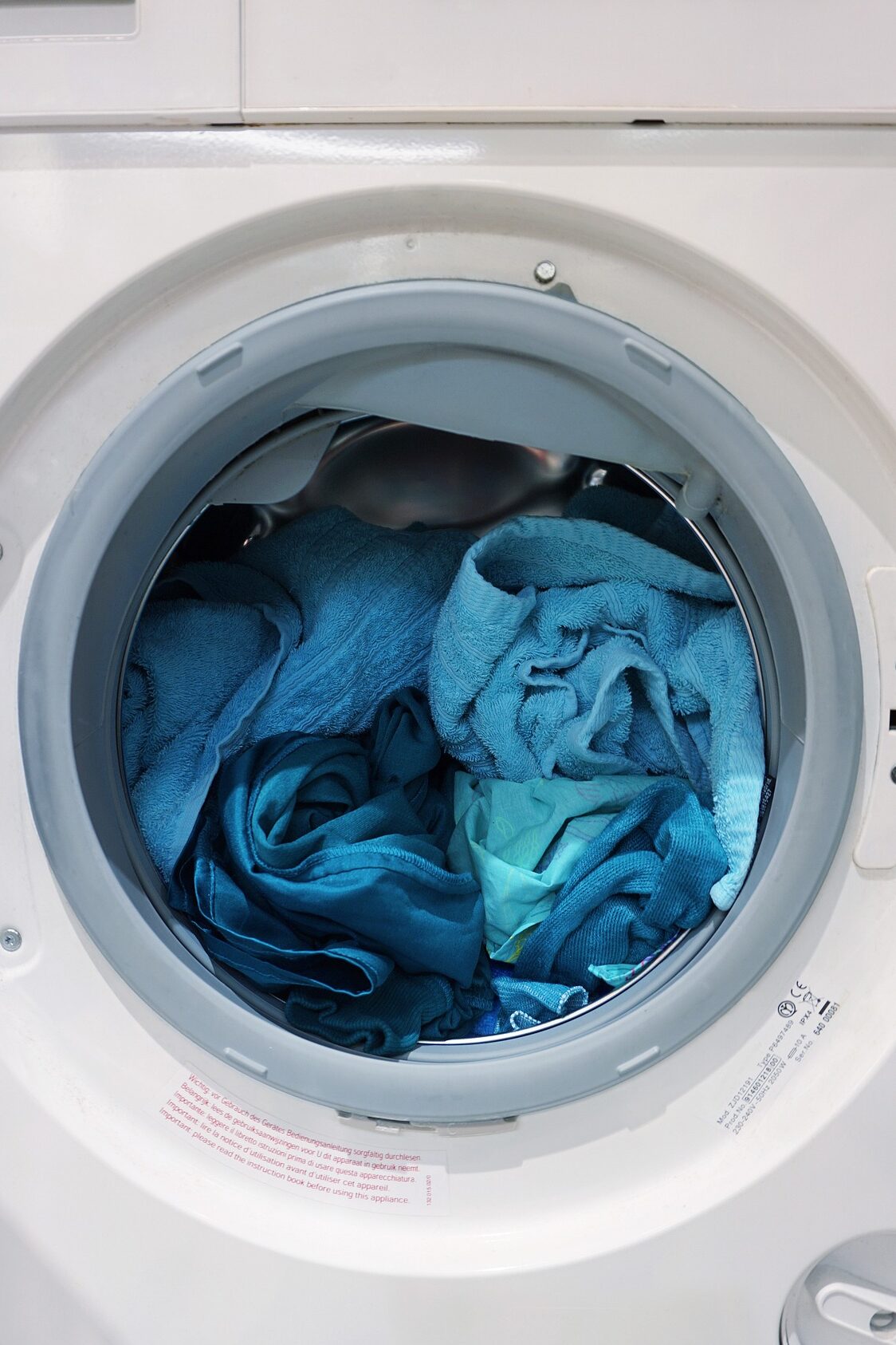 lavatrice con capi scoloriti - color bleed